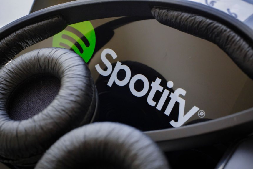 ნახევარი მილიონი Spotify-ის მომხმარებელი გაუცნობიერებლად AI-ის მიერ შექმნილ ჯგუფს უსმენს