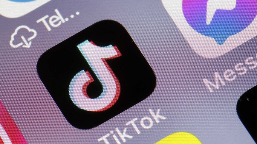 TikTok-ი Google-ის Veo 3-ით გენერირებული რასისტული AI ვიდეოებით ივსება