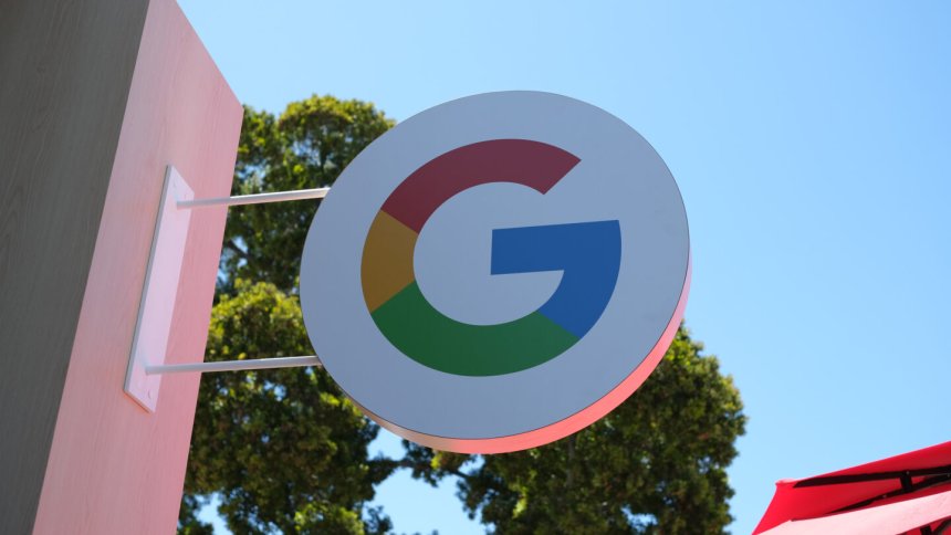 Google-ის ძიების ხელმძღვანელი ამბობს, რომ AI საძიებო კლიკებს არ „კლავს“